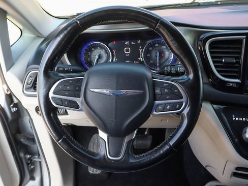 Used 2021 Chrysler Pacifica Touring-L image 24