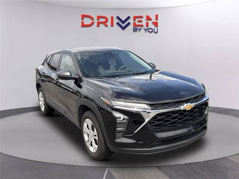 Used 2025 Chevrolet Trax LS FWD image 2