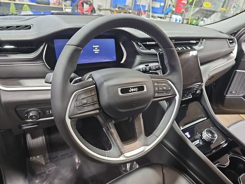 Used 2023 Jeep Grand Cherokee L Limited image 18