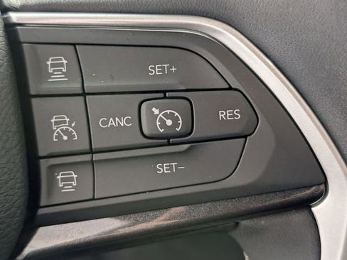 Used 2023 Jeep Grand Cherokee Altitude image 17