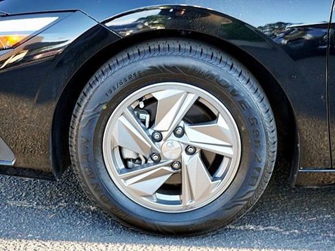 Certified 2025 Hyundai Elantra SE FWD image 14