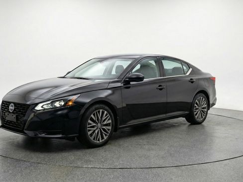 Used 2025 Nissan Altima 2.5 SV FWD image 3
