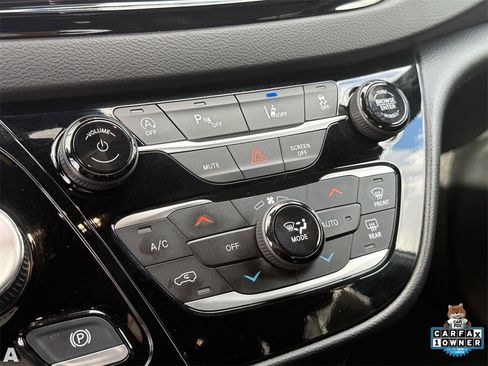 Certified 2025 Chrysler Pacifica Select image 22