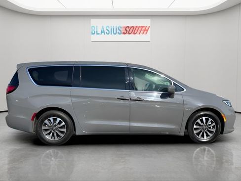 Used 2022 Chrysler Pacifica Touring-L FWD image 2