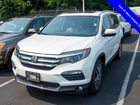 Used 2017 Honda Pilot Touring image 1