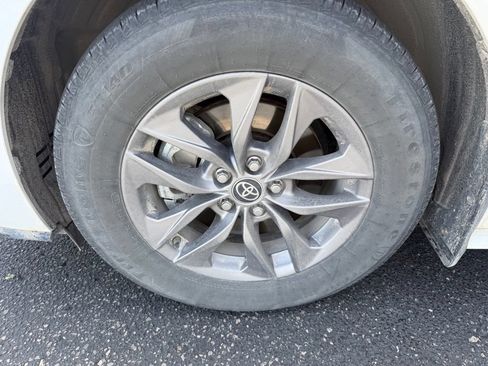 Used 2025 Toyota Sienna LE AWD/4WD image 5