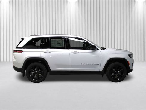 New 2025 Jeep Grand Cherokee Altitude image 2
