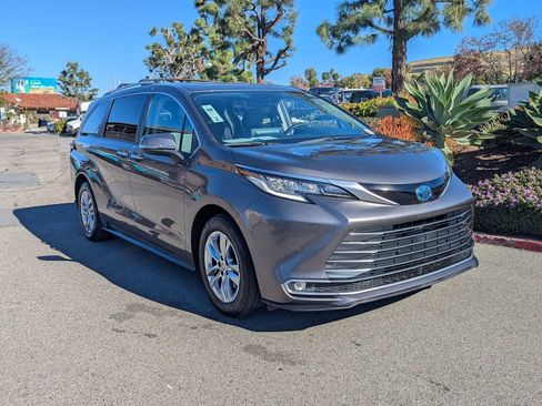 Used 2024 Toyota Sienna Limited image 3