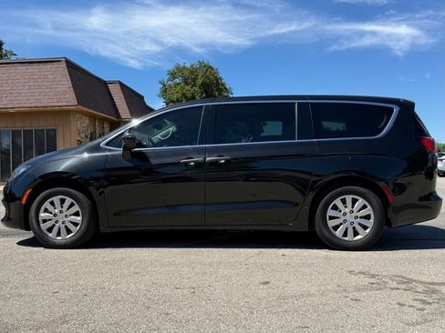 Used 2021 Chrysler Voyager L FWD image 2