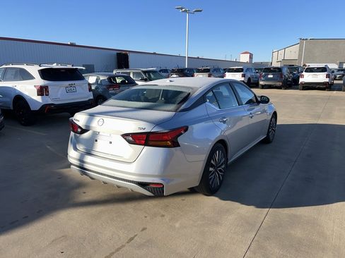 Used 2024 Nissan Altima 2.5 SV image 3
