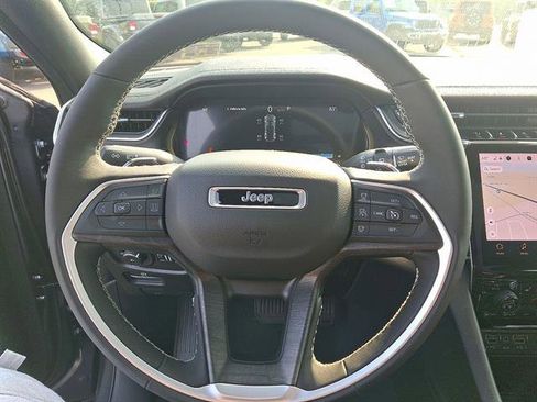 New 2025 Jeep Grand Cherokee Limited w/ Black Appearance Package image 13