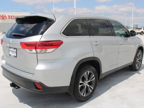 Used 2019 Toyota Highlander LE FWD image 3