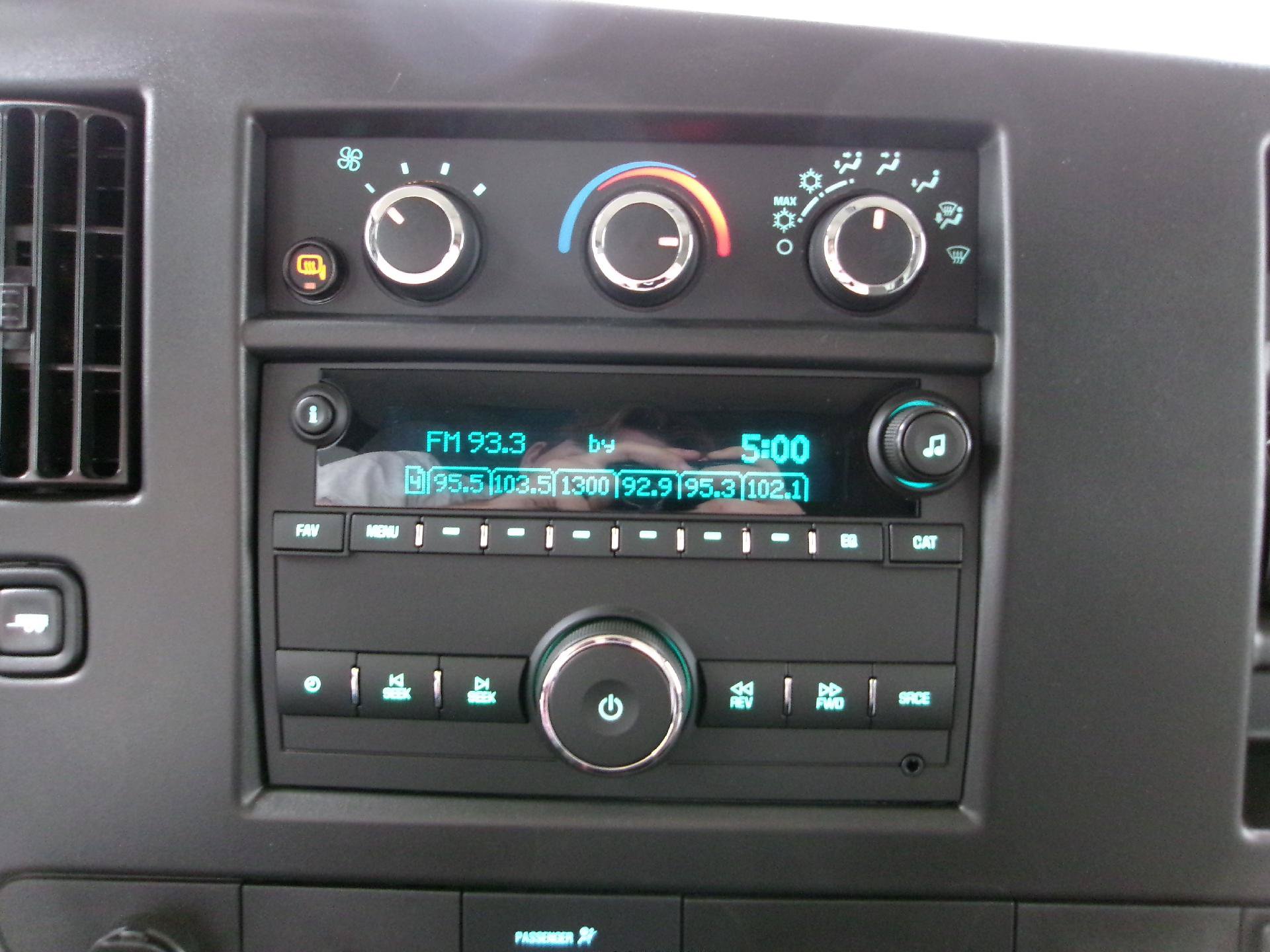 Used 2025 Chevrolet Express 3500 LT w/ LT Preferred Equipment Group RWD image 4