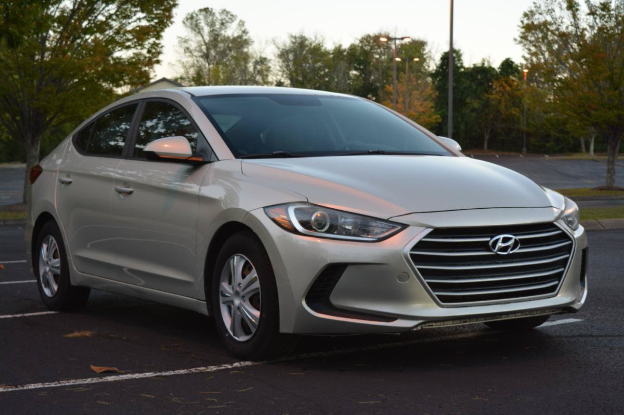 Used 2017 Hyundai Elantra SE FWD image 3