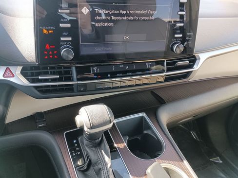 Used 2021 Toyota Sienna XLE image 24