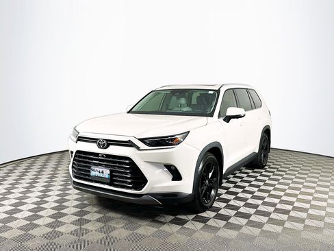 Used 2024 Toyota Grand Highlander AWD image 3