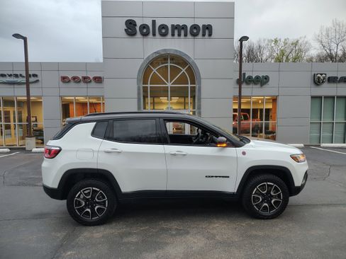 Certified 2025 Jeep Compass Trailhawk AWD/4WD image 1