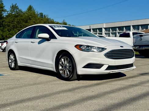 Used 2017 Ford Fusion SE w/ Fusion SE Technology Package FWD image 15