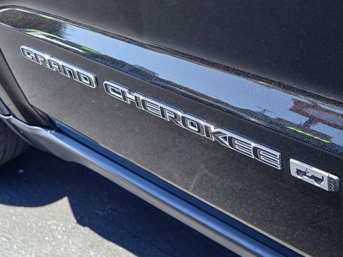 Used 2022 Jeep Grand Cherokee Limited AWD/4WD image 27