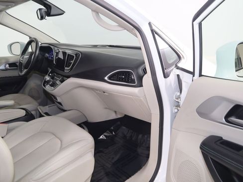 Used 2018 Chrysler Pacifica Touring-L FWD image 41