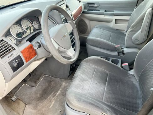 Used 2009 Chrysler Town & Country LX image 10