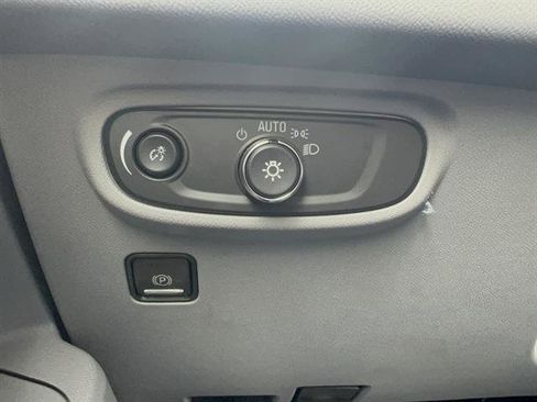 Used 2024 GMC Terrain SLE w/ Driver Convenience Package image 26