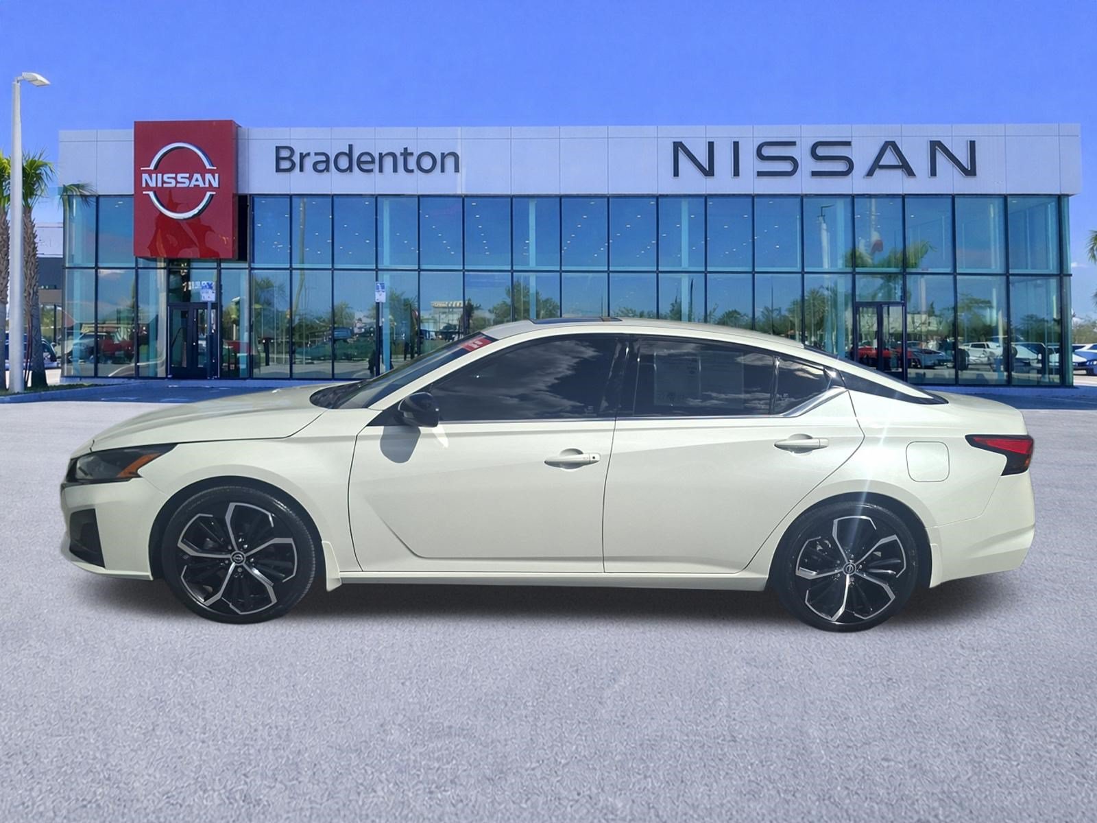 Certified 2024 Nissan Altima 2.5 SR w/ SR Premium Package FWD image 8