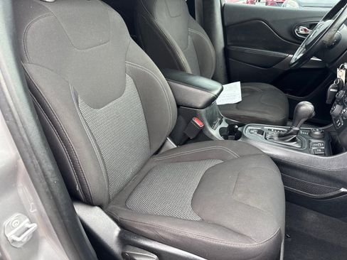 Used 2019 Jeep Cherokee Latitude w/ Cold Weather Group image 15