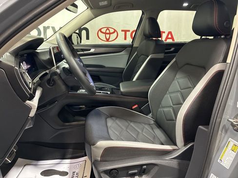 Used 2025 Volkswagen Atlas Peak Edition SE AWD/4WD image 26