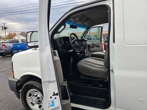 Used 2017 Chevrolet Express 2500 RWD image 20