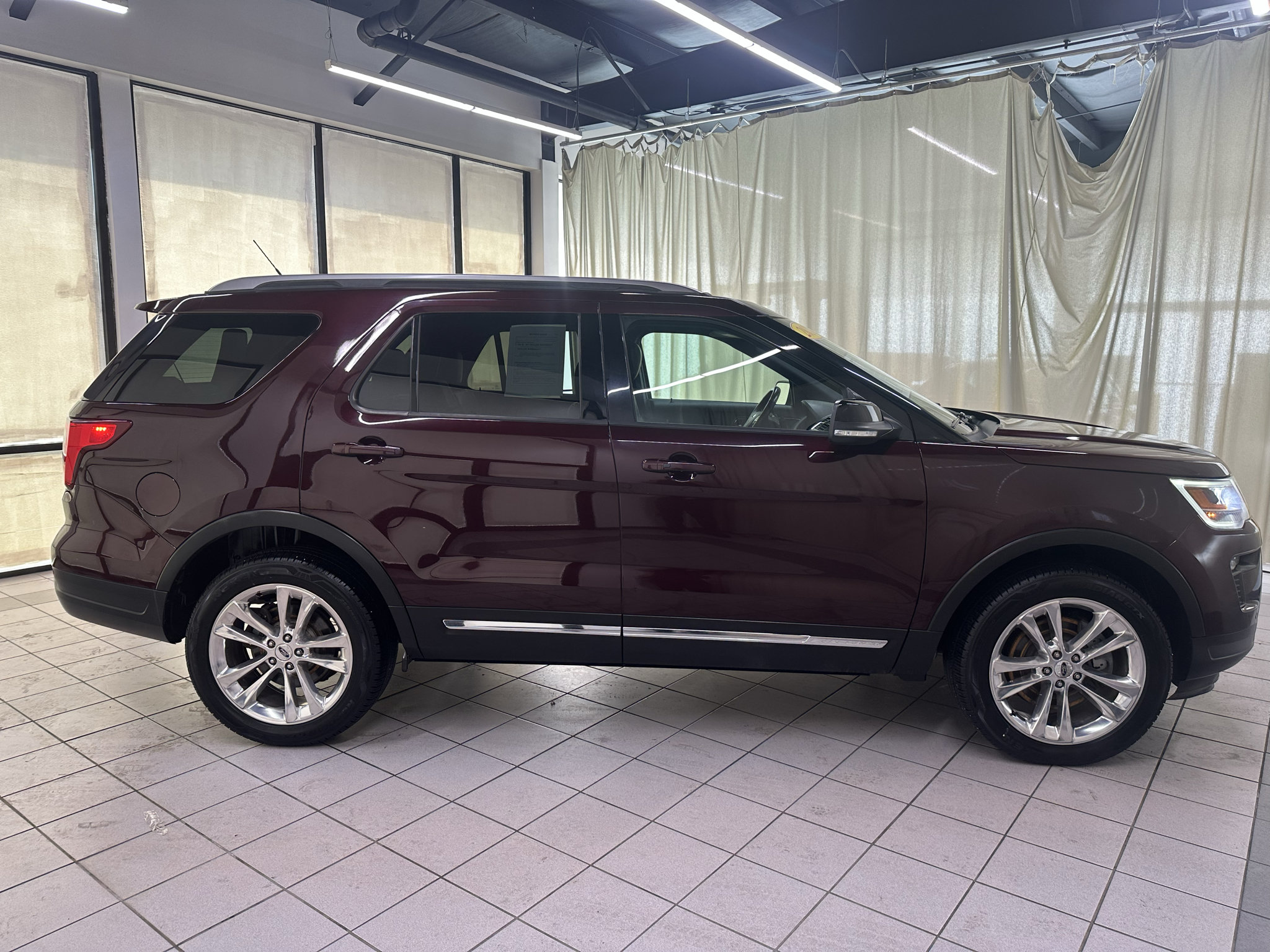 Used 2018 Ford Explorer XLT w/ Equipment Group 202A AWD/4WD image 5