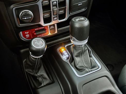 Used 2024 Jeep Wrangler Unlimited AWD/4WD image 18