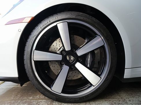 Used 2025 Porsche 911 Carrera image 37