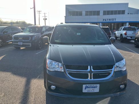 Used 2019 Dodge Grand Caravan SXT image 2