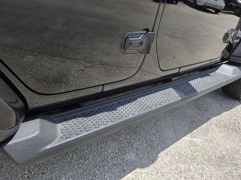 Used 2018 Jeep Wrangler Unlimited Sahara AWD/4WD image 16