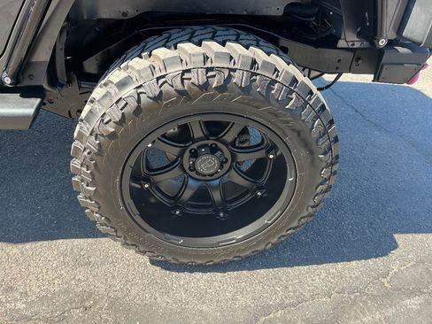 Used 2014 Jeep Wrangler Unlimited Sahara w/ Connectivity Group AWD/4WD image 38