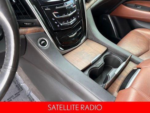 Used 2020 Cadillac Escalade Luxury image 17