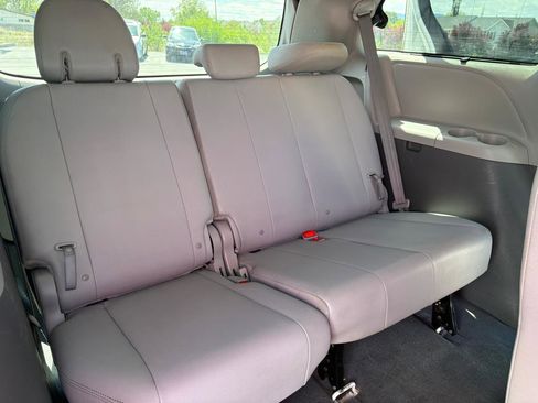 Used 2020 Toyota Sienna XLE w/ XLE Navigation Package FWD image 8