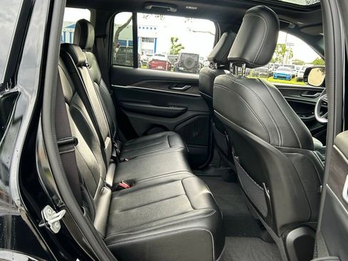 Certified 2024 Jeep Grand Cherokee Limited w/ Black Appearance Package image 39