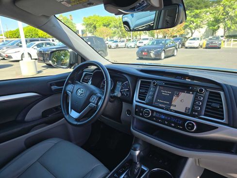 Used 2019 Toyota Highlander XLE w/ Carpet Mat Package (TMS) AWD/4WD image 11