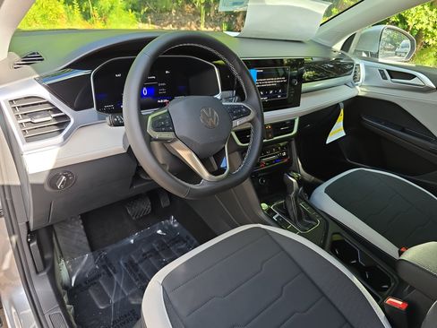New 2025 Volkswagen Taos SE image 15