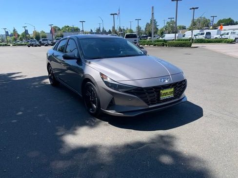 Used 2023 Hyundai Elantra SEL w/ Preferred Accessory Package FWD image 7
