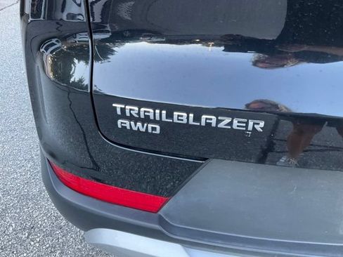 Used 2025 Chevrolet TrailBlazer LT AWD/4WD image 9