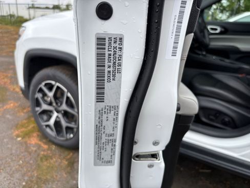 Used 2025 Jeep Compass Limited AWD/4WD image 29