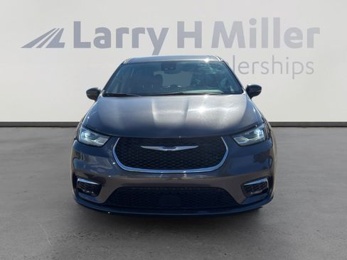 Used 2023 Chrysler Pacifica Touring-L FWD image 9
