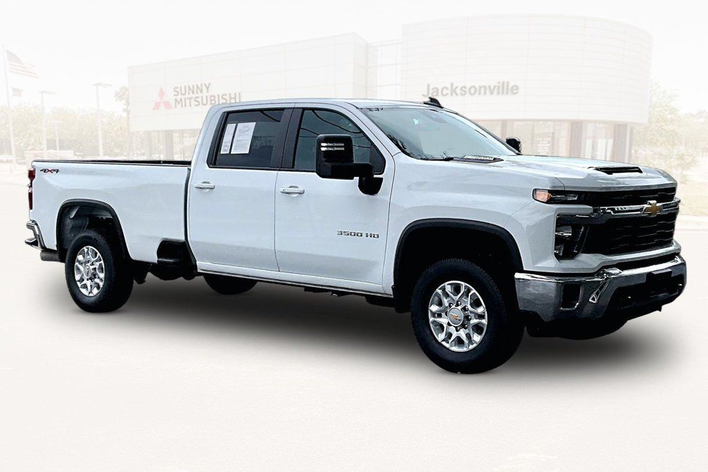 Used 2026 Chevrolet Silverado 3500 LT AWD/4WD image 3