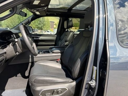Used 2023 Jeep Wagoneer Series II AWD/4WD image 18