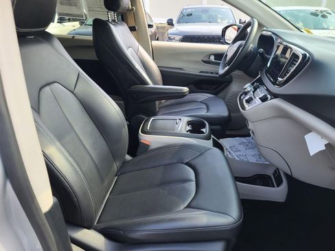 Used 2024 Chrysler Pacifica Touring-L image 17