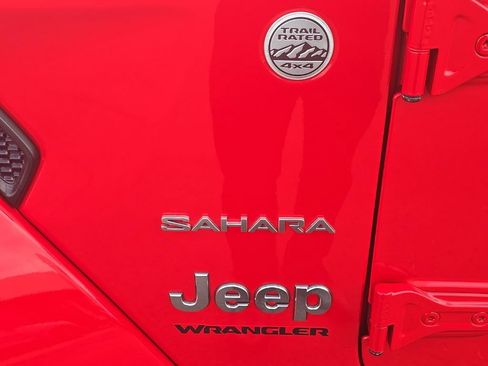 Used 2023 Jeep Wrangler Unlimited Sahara w/ Cold Weather Group AWD/4WD image 9