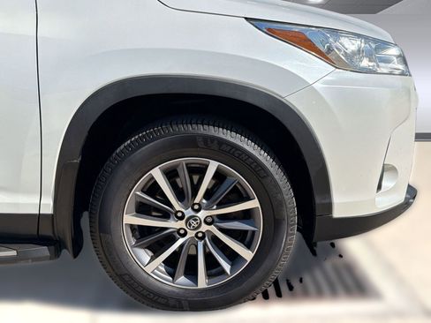 Used 2019 Toyota Highlander XLE image 12